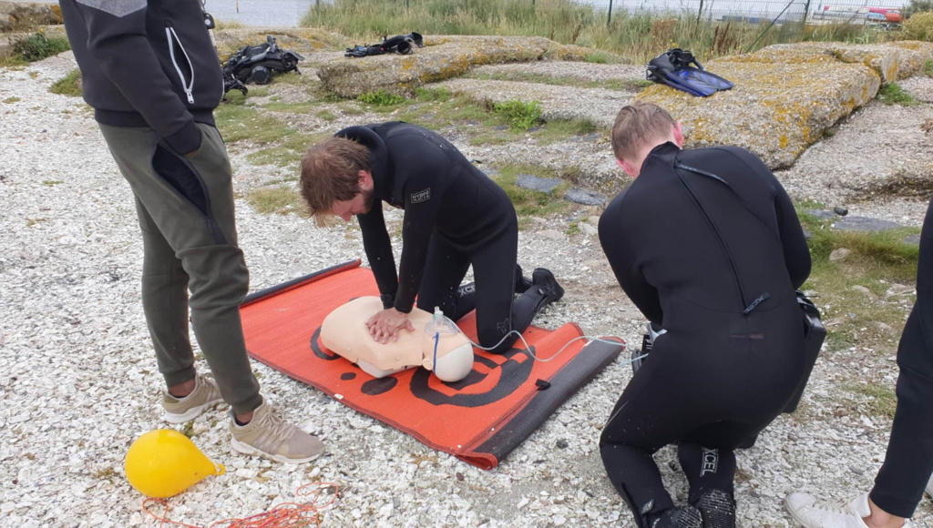 Volg de Stress & Rescue cursus en leer hoe je noodsituaties onder water kunt herkennen en beheren. Verhoog je zelfvertrouwen en bereid je voor om zowel jezelf als anderen te helpen in noodsituaties tijdens het duiken. Ideaal voor duikers die hun veiligheid en vaardigheden naar een hoger niveau willen tillen.