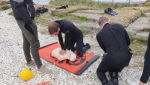 Volg de Stress & Rescue cursus en leer hoe je noodsituaties onder water kunt herkennen en beheren. Verhoog je zelfvertrouwen en bereid je voor om zowel jezelf als anderen te helpen in noodsituaties tijdens het duiken. Ideaal voor duikers die hun veiligheid en vaardigheden naar een hoger niveau willen tillen.